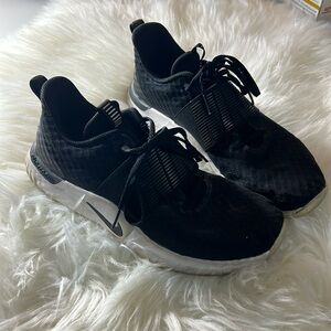 Nike women’s black gym shoe 8
